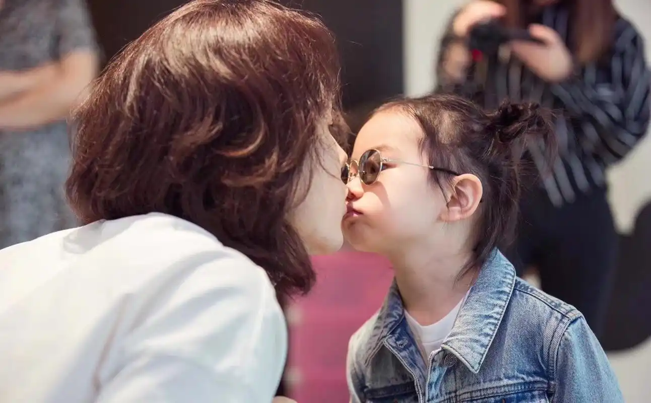 戚薇女儿lucky成英语寒假作文题,爱好是水果和化妆品!