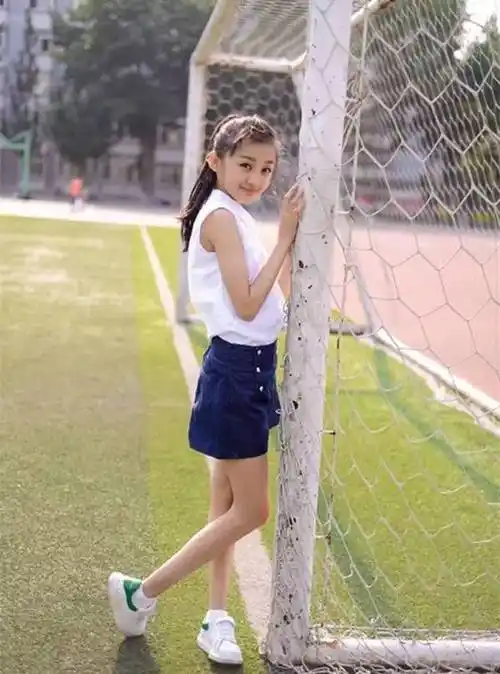 不管夏天还是冬天,怎么穿,怎么拍还和关晓彤一样,是个大写的"腿精"大