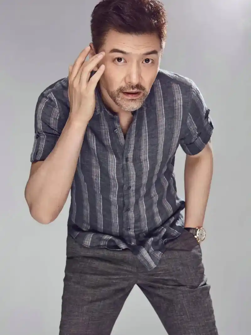 50岁的王策满脸胡子成熟男人 哇~,这可是个老帅哥,胡子拉碴,我老以为