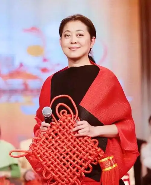 倪萍在2023年9月已经度过了64岁的生日,尽管她早已到了退休年龄,但