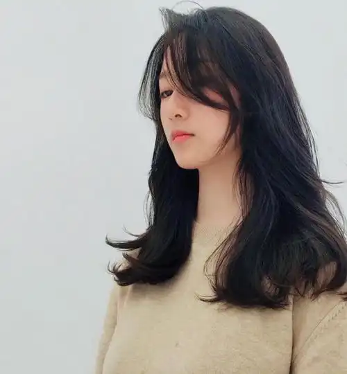 如果女生头发中等,想换发型,但又不想把长发剪短,建议女生可以选择