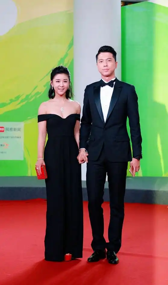 《爱人同志》王雷李小萌夫妇牵手红毯