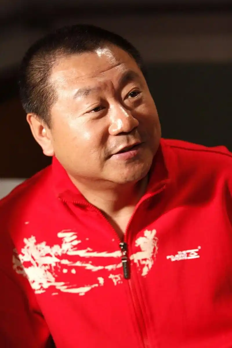 范伟年轻时,借给巩汉林300元买裙子,说好的2天后还钱.