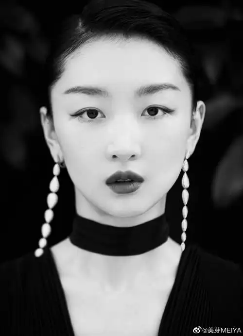 芽芽看大片##周冬雨黑色深v拖地裙