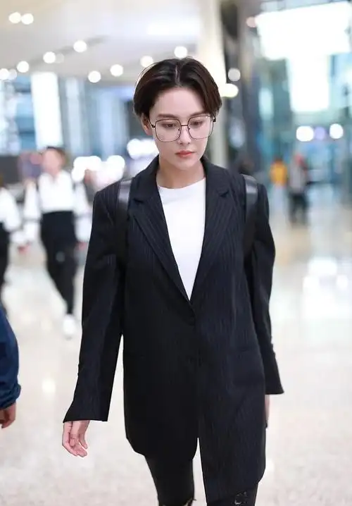 张馨予穿西装走机场,换中分短发很有型,气质女神变酷帅辣妈了