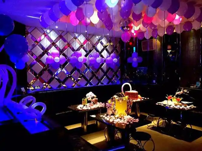 佰迪乐ktv有n多间包厢.土豪金,梦幻蓝,诱惑紫,深沉黑.