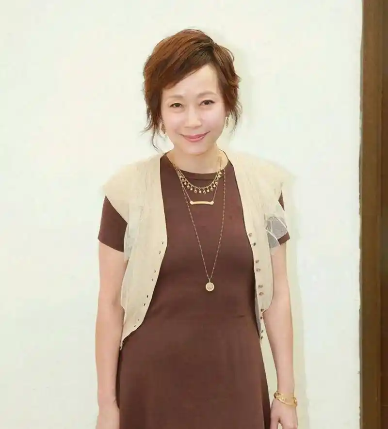 即使叶童在穿搭上费心费力,都还是被俗气感包围着,下图照片中,叶童穿