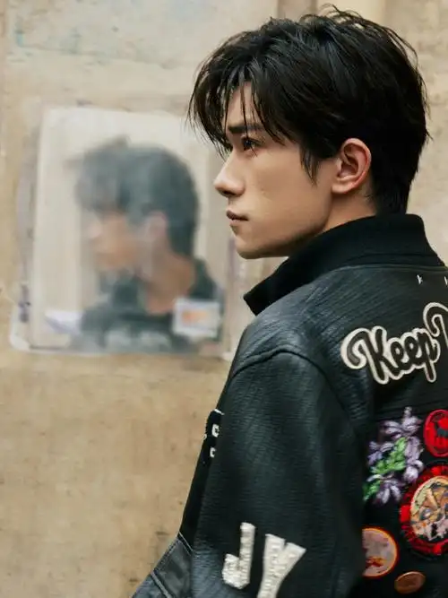 易烊千玺镜中侧颜##易烊千玺复古全黑造型