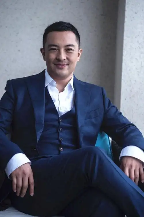 富大龙穿西装真帅作为新生代老戏骨他用演技诠释人生