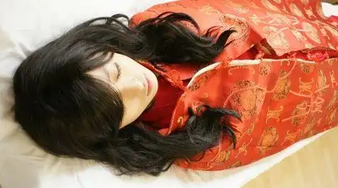 为何农村家属给逝者穿寿衣时,最外层要反着穿,还不能露出手?