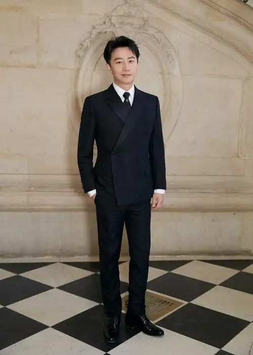 黄轩着经典款西装现身高订秀 街拍大片呈现电影质感