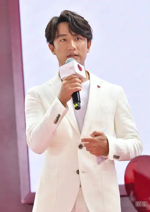 太会撩黄轩穿帅气白西装对镜头微笑比心