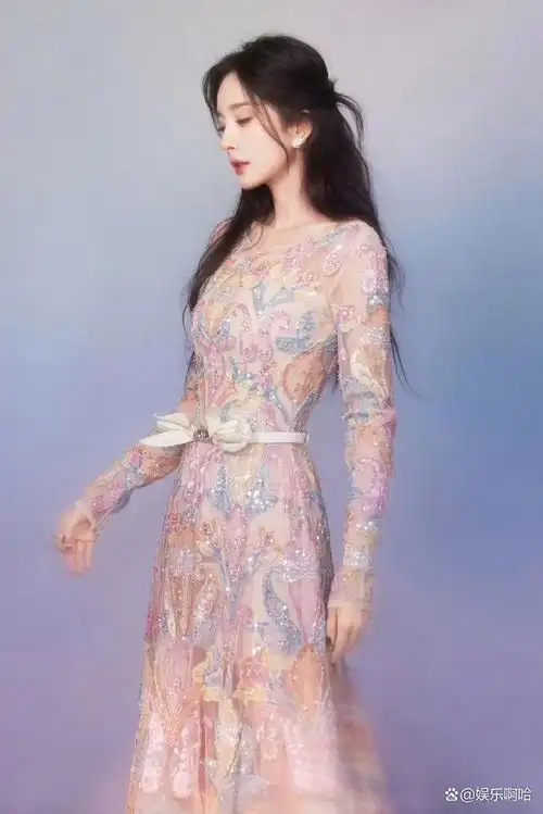 杨幂解锁纯黑色造型细腰秀马甲线魔鬼般的身材让人移不开眼