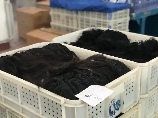 实拍河南假发之都 花费上万收一束头发 最长1米多!