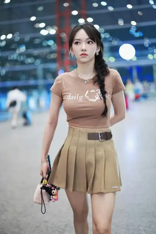 程潇出发录制中餐厅#@程潇深夜现身北京机场,出发匈牙利录制中蔡