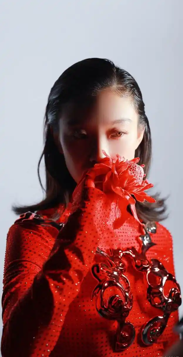 倪妮在《时尚芭莎》新年大片壁纸中绽放. 开场大片真是时尚又火爆.