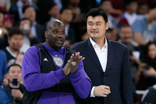 奥尼尔晒与姚明全明星合影!鲨鱼中英双语调侃:你们都以为我很高