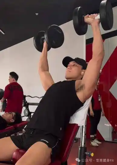 肌肉小哥的黑腹毛很好看