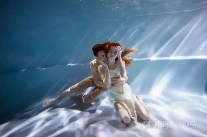 拥抱的恩爱夫妻.爱和亲密的感情.软焦点