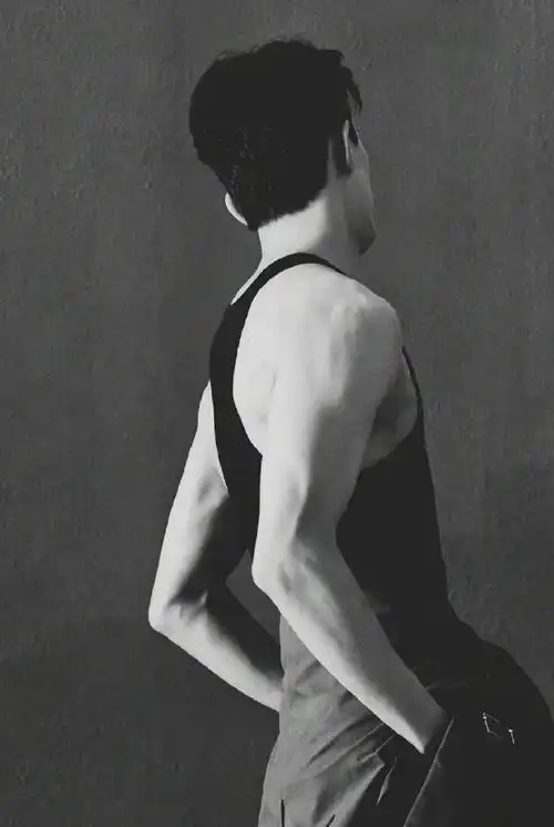 吴磊侧躺有腹肌