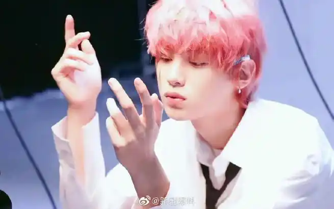 黄明昊樱花粉发色