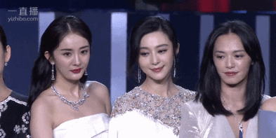 时尚芭莎慈善夜杨幂这几个小动作暴露了她的不自信