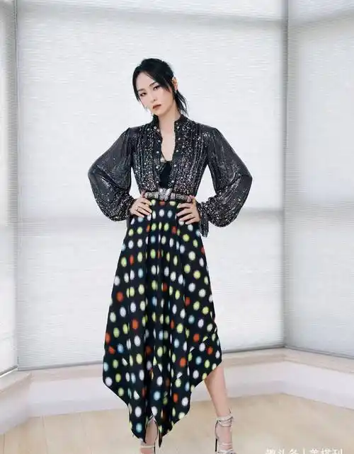 周笔畅罕见穿裙装,白衬衫配宝石蓝半裙,假小子秒变都市时髦丽人_黑色