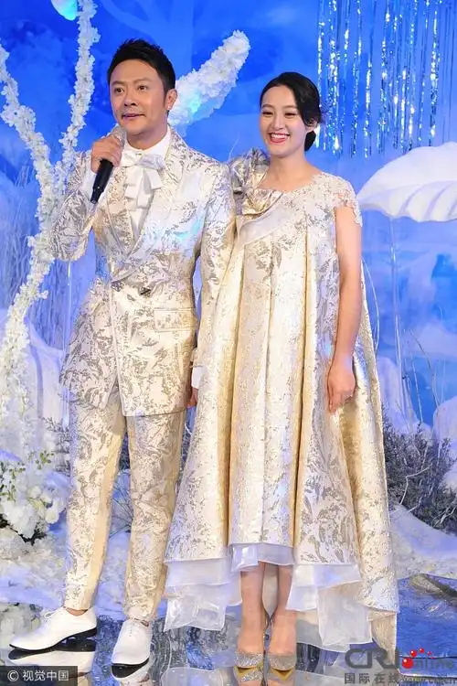 婚礼现场照片,印小天娇妻身著宽松婚纱掩孕肚,印小天穿著西装笔挺