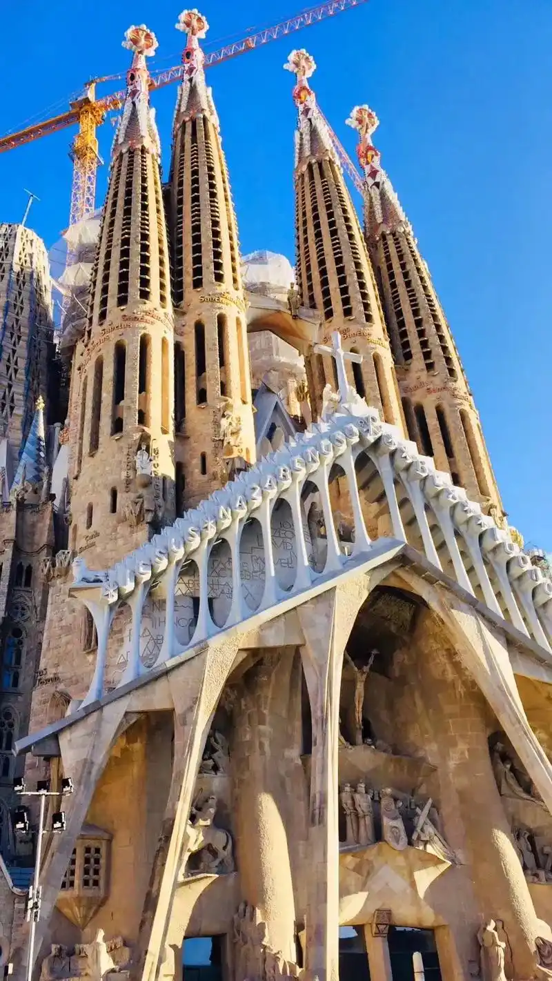 最伟大的建筑,全球最美烂尾楼—圣家族教堂.世界上唯一一个,还 - 抖音