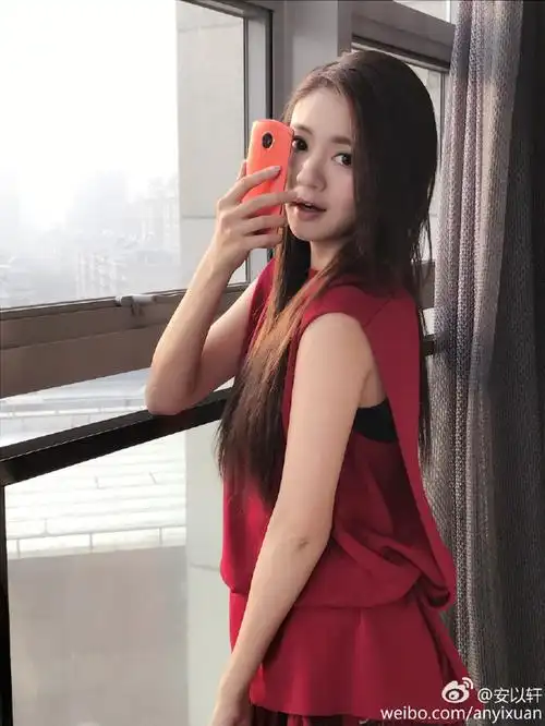 安以轩工作不忘晒美图t8自拍美照粉丝:女神太美了!