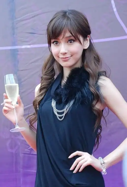 20岁的杨颖真的好嫩就算穿黑色的裙子气质都不显成熟