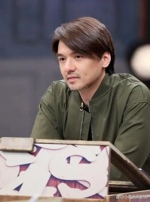 2004年,冯德伦首次尝试导演工作,执导了电影《大佬爱美丽》.