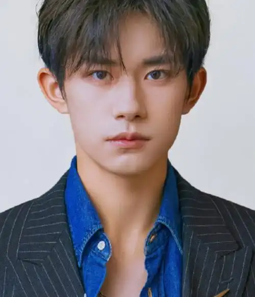 同为明星证件照,王俊凯帅气,王源清秀,看到易烊千玺颜控福利