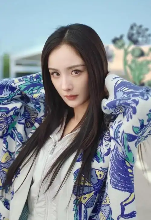 家喻户晓的杨幂,在饱受个人生活重重挑战后,勇敢地回归公众视野.