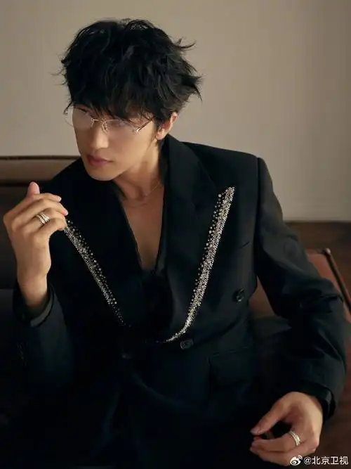 许魏洲黑西装绅士风范#黑色西装缀满闪钻,在复古皮