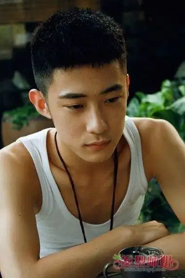 男士短碎平头精剪 把头发剪碎好看吗_发型师姐