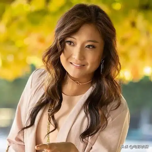 贾玲模仿碧昂丝跳舞(艾米丽在巴黎配角撞脸贾玲)