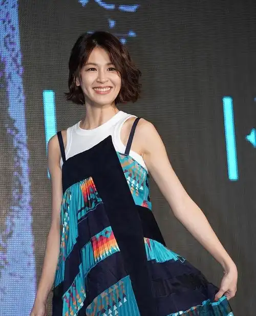 曾沛慈穿印花吊带裙仙气飘飘,清爽短发时尚不失大气