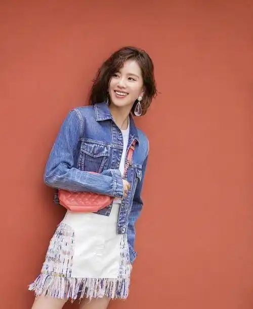 刘诗诗牛仔装甜美可爱,一头短发显得洋气又时尚,他长得美到犯规_造型