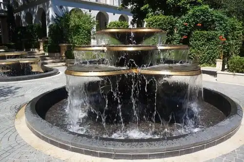 喷泉既是自然景观,又是流动的艺术,能给人以美丽的视觉享受,所以无论