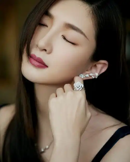 江疏影写真大片曝光一袭黑色吊带裙气质优雅