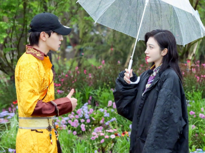 请来的嘉宾都是正当红的明星演员,最近的节目中邓伦与景甜的同框真是