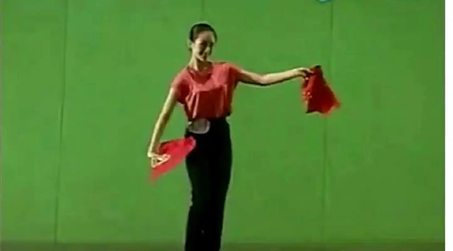 1994年参加舞蹈比赛的章子怡,显得十分青涩朴素!