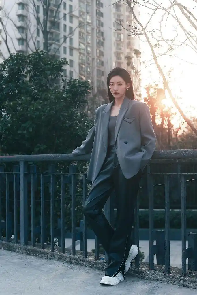 孙芮现身3ce品牌直播 灰色西装干练有型气场全开