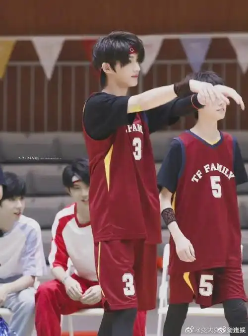 丁程鑫深夜打篮球vlog