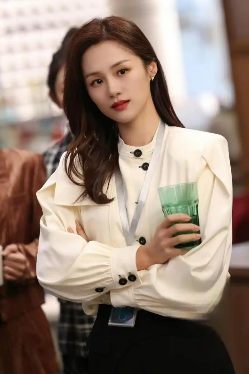 《以爱为营》持续热播,剧中女演员的身高分别是白鹿165cm,董璇168cm