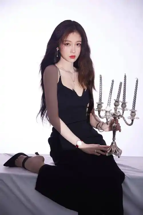 虞书欣身穿珠链吊带黑裙,大秀自己的香肩和事业线-爱读书