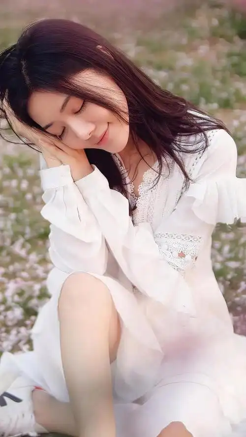 邓家佳壁纸,如一朵盛开的花朵,不断向阳光伸展