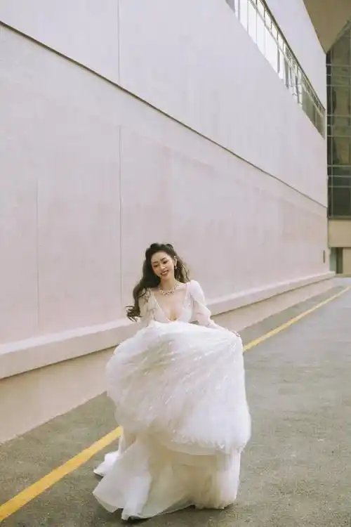 张天爱发布红毯造型写真,穿礼服吃薯条俏皮又可爱