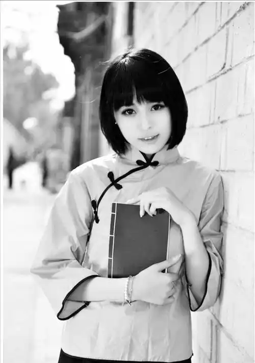 杨森的九太太蔡文娜是泸县中学的校花,众人瞩目,杨森听说专门前去一睹